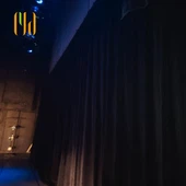 검은 무대 커튼